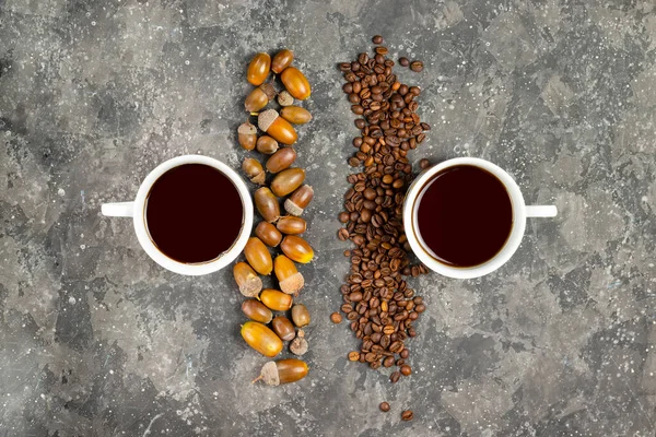 Две Чашки Кофе Кофе Альтернативный Напиток Кофеина Желудей Сером Фоне — стоковое фото