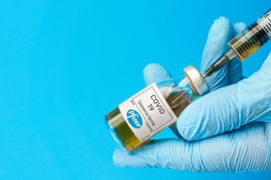 İzmir, Türkiye / 11 Ağustos 2020: Coronavirus aşısı kavramı ve geçmişi. Yeni aşı pfizer ve biyoteknoloji mavi arka planda izole edildi. Covid-19, 2019-nCov salgını.