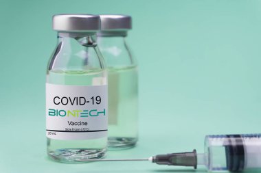 İzmir, Türkiye / 18 Kasım 2020: Coronavirus aşısı kavramı ve geçmişi. Yeni aşı pfizer ve biyoteknoloji mavi arka planda izole edildi. Covid-19, 2019-nCov salgını.