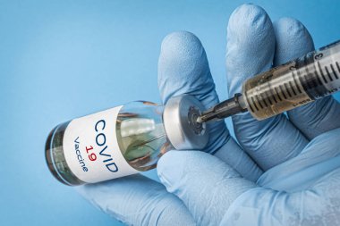 Coronavirus aşısı konsepti ve geçmişi. Yeni sputnik-v aşısı mavi arka planda izole edildi. Covid-19, 2019-nCov salgını.