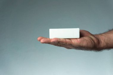 Elinde sabun tutan bir adam. Coronavirus için dezenfektan, Covid-19, SARS-CoV-2 salgını. 2019 Roman Coronavirus konsepti. 