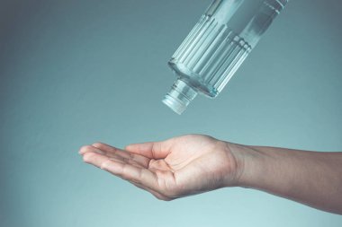 Kadının eline eau de kolonya sürmesi (Türkçe kolonya anlamına gelir). Coronavirus şanzımanı.