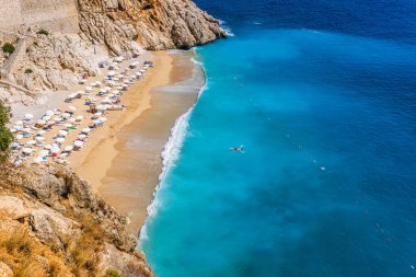 Kas, Kalkan, Antalya, Türkiye 'deki Kaputas Sahili' nin havadan görüntüsü. Lycian tarzı. Yaz ve tatil konsepti