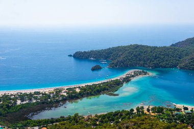 Oludeniz sahilinin havadan görünüşü. Yaz tatili için popüler turistik bölge. Fethiye, Mugla, Türkiye.