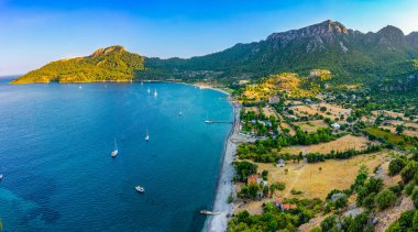 Marmaris, Kumlubuk plajı, deniz ve dağ manzaralı. Tatil ve yaz geçmişi. Amos Antik Şehir. Lycian tarzı.