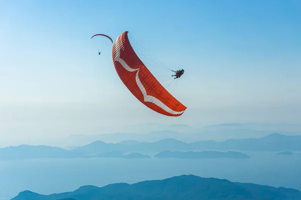 Parapente Volando Sobre Oludeniz Fethiye Turquía Saltos Mortales Paracaídas Aire —  Fotos de Stock