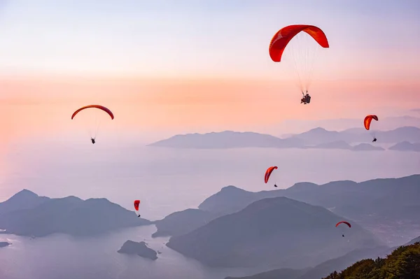 Parapente Cielo Parapente Tándem Volando Sobre Mar Con Montañas Atardecer —  Fotos de Stock