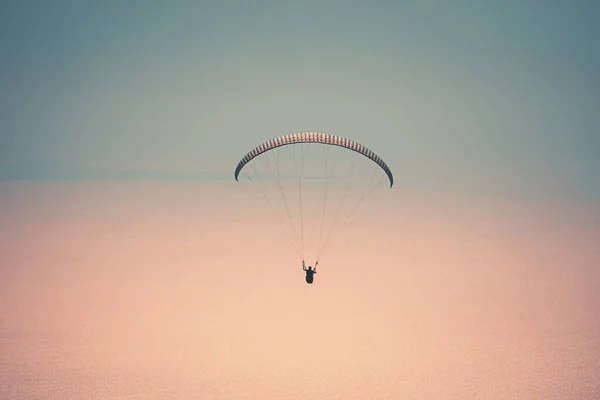 Paraglider Tandem Vliegt Oludeniz Bij Zonsondergang Fethiye Mugla — Stockfoto
