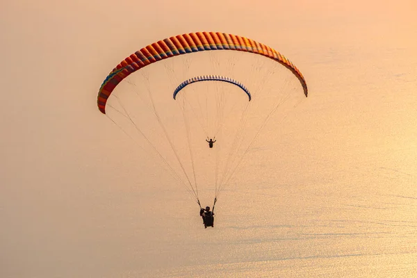 Paisaje Atardecer Con Parapente Cielo Parapente Tándem Volando Sobre Mar —  Fotos de Stock