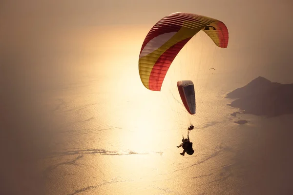 Parapente Céu Parapente Tandem Voando Sobre Mar Com Montanhas Pôr — Fotografia de Stock