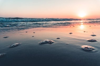 Güzel bir gün batımı ve denizden yansıma manzarası. Yakın çekim. Tropik yaz arkaplanı.