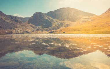 Bolkar Dağı ile Taurus Dağı arasındaki inanılmaz dağ gölü. Kara Göl 'ün panoramik manzarası. Nigde, Hindi. Volkanik krater. Seyahat arkaplanı.