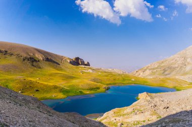 Bolkar Dağı ile Taurus Dağı arasındaki inanılmaz dağ gölü. Kara Göl 'ün panoramik manzarası. Nigde, Hindi. Volkanik krater. Seyahat arkaplanı.
