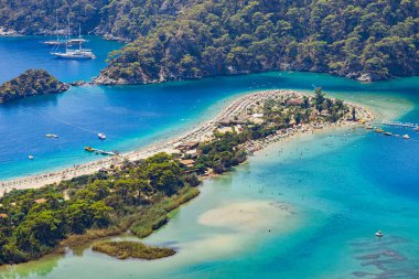 Oludeniz ve Kumburnu Sahili, Fethiye / Mugla, Türkiye. Muhteşem Oludeniz plajı manzarası. Yaz ve tatil konsepti.