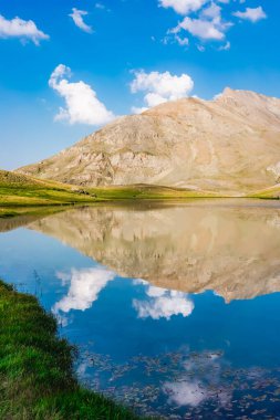 Bolkar Dağı ile Taurus Dağı arasındaki dağ gölü manzarası. Karagol, Nigde, Türkiye. Kara Göl olarak bilinir. Volkanik krater. Seyahat geçmişi. Yansıtma ayrıntıları. Bolkar arasındaki dağ gölü manzarası.
