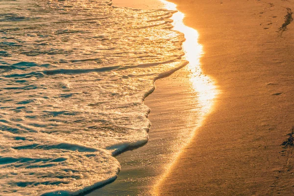 Φώτα Του Ήλιου Λάμπουν Στα Κύματα Στο Ηλιοβασίλεμα Χρυσοί Τόνοι — Φωτογραφία Αρχείου