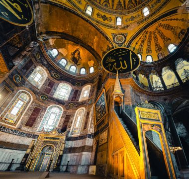 İstanbul, Türkiye / 03 Eylül 2019: Ayasofya (Kutsal Bilgelik Kilisesi) panoramik ve iç görünümü. Ayasofya (Ayasofya) daha popüler bir turizm merkezi..