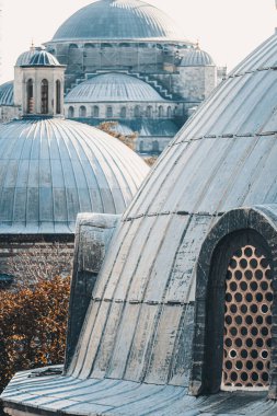 Cami kubbeleri dışarıdan görünüyor. İstanbul, Türkiye
