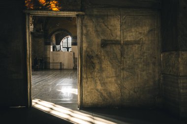 İstanbul, Türkiye / 03 Eylül 2019: Ayasofya (Kutsal Bilgelik Kilisesi) iç görünümü. Gün batımı ışıklarıyla kapı ve çapraz ayrıntı.