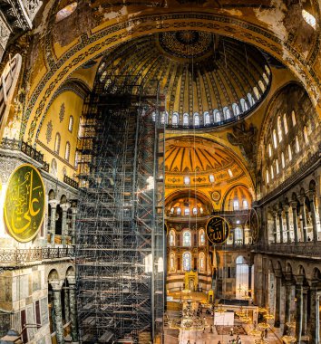 İstanbul, Türkiye / 03 Eylül 2019: Ayasofya (Kutsal Bilgelik Kilisesi) panoramik ve iç görünümü. Ayasofya (Ayasofya) daha popüler bir turizm merkezi..