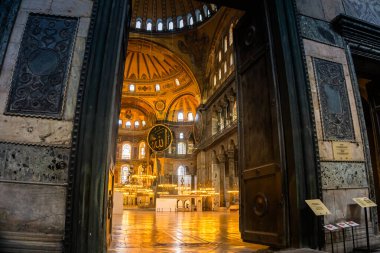 İstanbul / TURKEY, Eylül 03: 2019: Hagia Sofya Müzesi. Burası dünyanın en büyük binalarından ve popüler turistik merkezlerinden biridir.