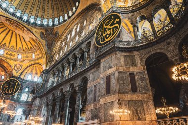 İstanbul, Türkiye / 03 Eylül 2019: Ayasofya (Kutsal Bilgelik Kilisesi) panoramik ve iç görünümü. Ayasofya (Ayasofya) daha popüler bir turizm merkezi.