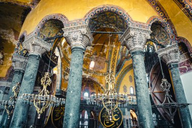  Ayasofya (Kutsal Bilgelik Kilisesi) dış görünüşü. Ayasofya (Ayasofya) daha popüler bir turizm merkezi.