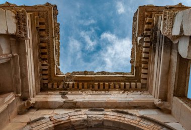 Türkiye 'nin Efes Antik Kenti' ndeki Celsus Kütüphanesi 'nin bir parçası. UNESCO Dünya Mirası.