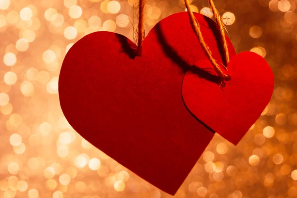 Cartão Vermelho Forma Coração Isolado Fundo Laranja Bokeh — Fotografia de Stock