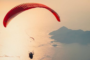 Fethiye, Mugla 'daki Oludeniz plajında uçan paraglider. Yaz ve tatil konsepti.
