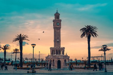 İzmir, Türkiye - 23 Mart 2021: Konak Meydanı 'nda İzmir Saat Kulesi. Ünlü bir yer. Gün batımı renkleri.