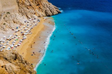 Kas, Kalkan, Antalya, Türkiye 'deki Kaputas Sahili' nin havadan görüntüsü. Lycian tarzı. Yaz ve tatil konsepti