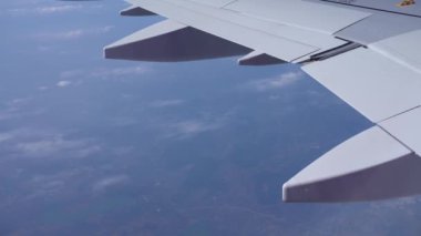 Uçak kanadın bir kısmıyla uçar.