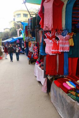 Darjeeling Alışveriş Merkezi 'nde kışlık kıyafet satan bir dükkan.