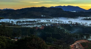 Bulutlu mevsimde, orman yaylaya geri dönecek.