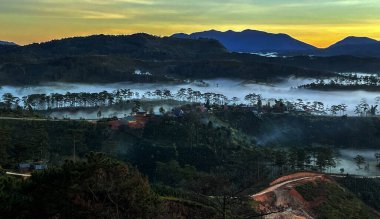 Bulutlu mevsimde, orman yaylaya geri dönecek.