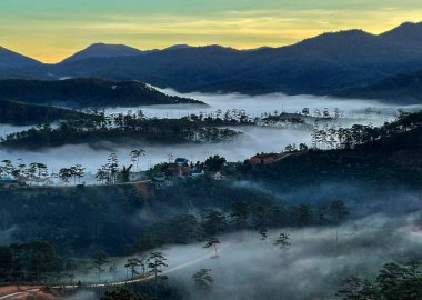 Bulutlu mevsimde, orman yaylaya geri dönecek.