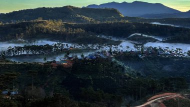 Bulutlu mevsimde, orman yaylaya geri dönecek.
