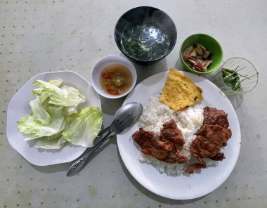 Dağ kasabasında bir tabak kırık pirinç.