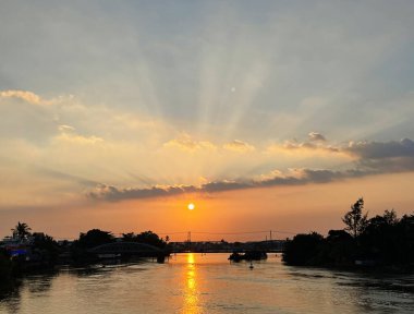 Nehirde gün batımı