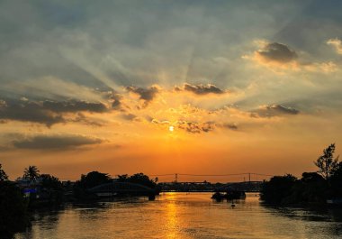 Nehirde gün batımı