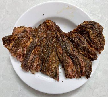 Bufalo mutfakta, mutfağı koruyor.