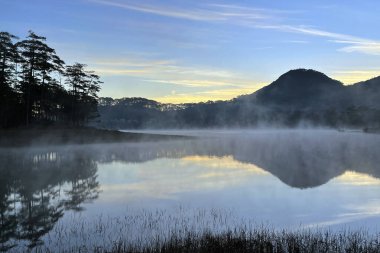 Gölde bir sabah çiği