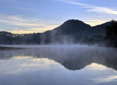 Gölde bir sabah çiği
