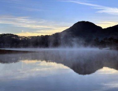 Gölde bir sabah çiği