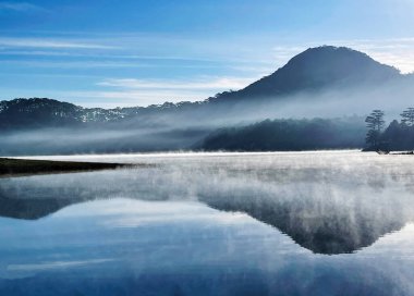 Sabah sisi ve gölde uçan bulutlar.