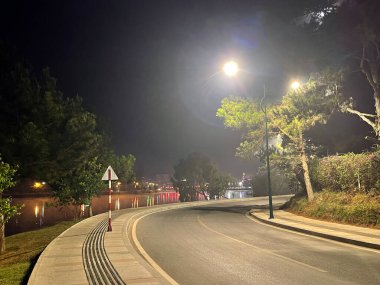 Da Lat 'ın bahar gölünde nemli bir gece.