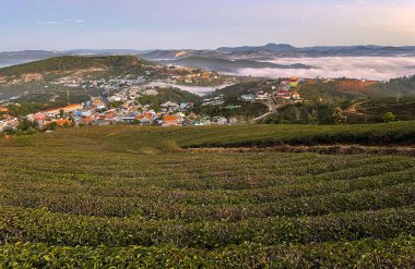Lam Lam Lam Platosu 'nda şafak söküyor.