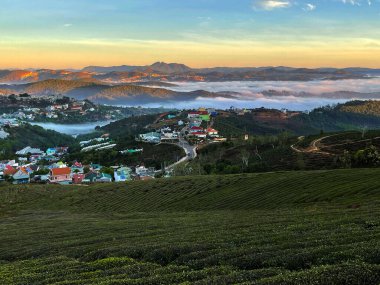 Lam Lam Lam Platosu 'nda şafak söküyor.