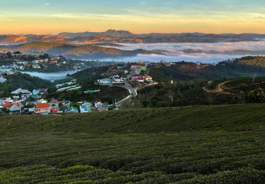 Lam Lam Lam Platosu 'nda şafak söküyor.